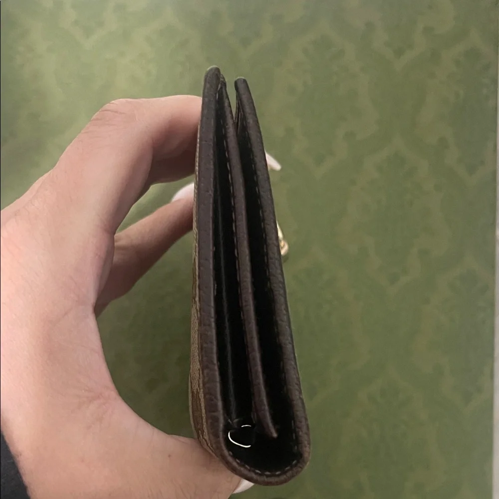 Gucci wallet iconic